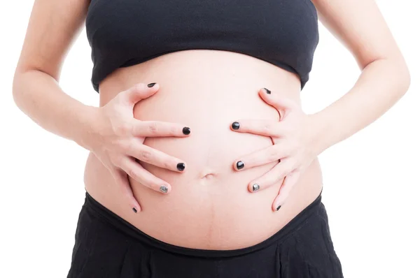 Fechar com a mão agarrando grande barriga mulher grávida — Fotografia de Stock