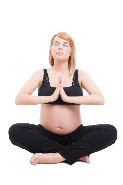Femme enceinte méditant détendue en position de yoga — Photo