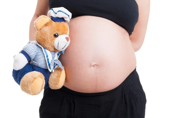 Grande femme enceinte ventre et peluche ours en peluche — Photo