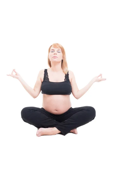 Femme enceinte assise détendue en position de yoga — Photo