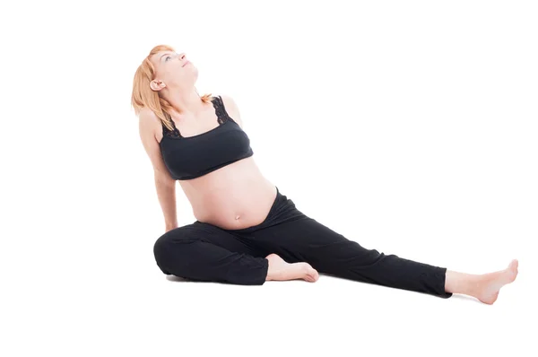 Katta oturan güzel genç hamile kadın rahat — Stok fotoğraf