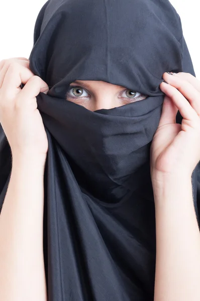 Schöne muslimische Frau trägt Burka — Stockfoto