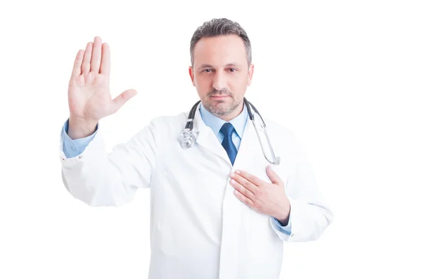 Confident and trustworthy medic or doctor making Hippocratic oat — 图库照片