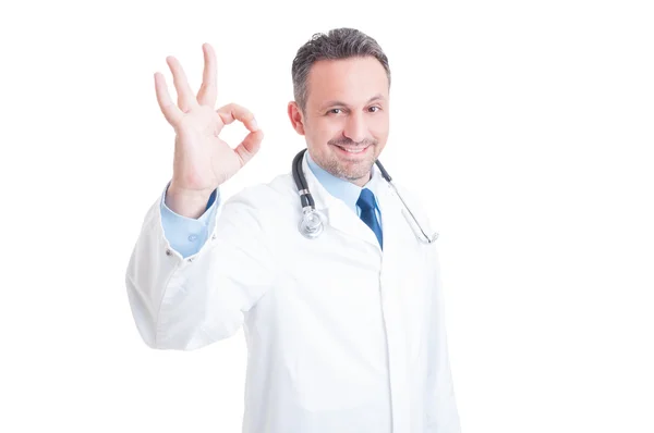 Médico o médico mostrando perfecto, ok, buen o excelente gesto — Foto de Stock