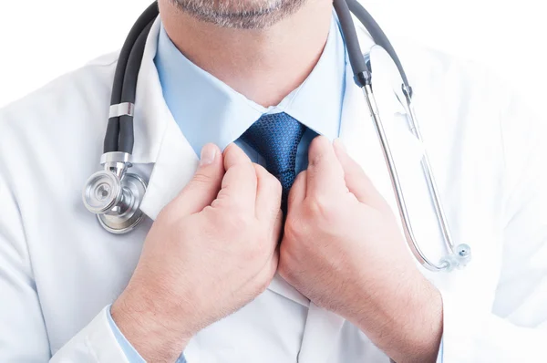 Anonyma medic eller läkare om fastställande och justera skjortkrage — Stockfoto