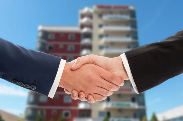 Real estate handshake nad kancelářská budova pozadí — Stock fotografie
