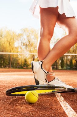 Tenis topu, örgü, raket ve seksi kadın bacaklarını konseptiyle