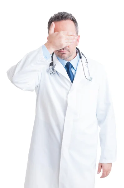 Médico o médico cubriendo sus ojos como concepto de confidencialidad — Foto de Stock