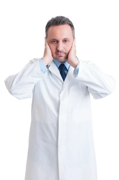 Lekarz lub lekarz obejmujące jego uszy — Zdjęcie stockowe