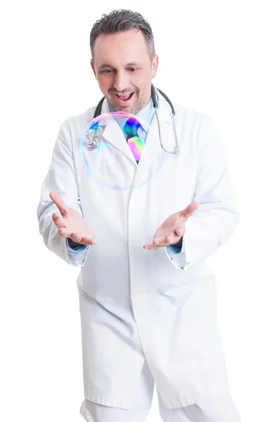 Lekarz lub medyk grając z duża bańka mydlana — Zdjęcie stockowe