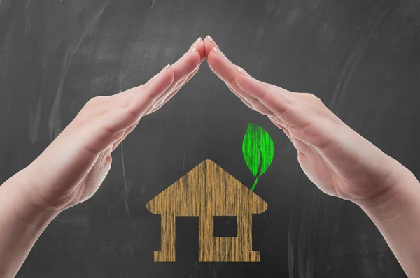 Mani che proteggono il concetto di casa energia verde — Foto Stock