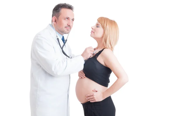Médecin écoute coeur de femme enceinte avec stéthoscope — Photo