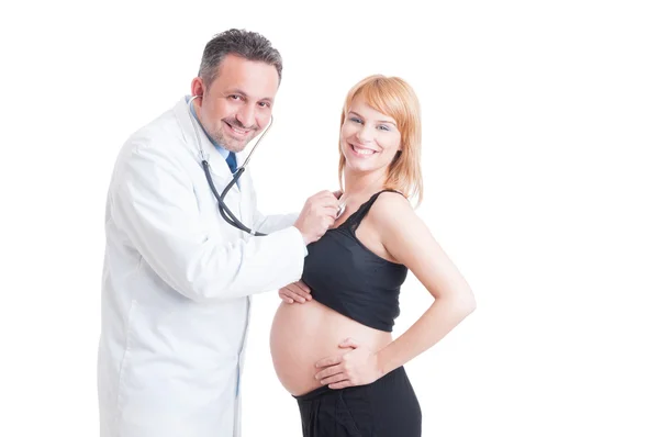 Medic lyssnar gravid kvinna hjärta med stetoskop — Stockfoto