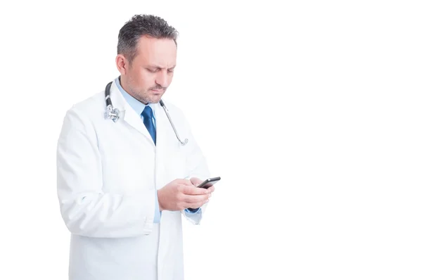 Joven y moderno médico o mensajes de texto médico en el teléfono inteligente — Foto de Stock
