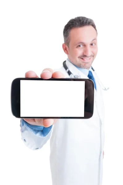 Zdravotník či lékař zobrazení a prezentaci prázdná obrazovka smartphone — Stock fotografie