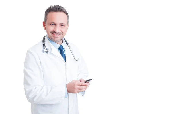 Joven y amigable médico o mensajes de texto médico en el teléfono inteligente — Foto de Stock