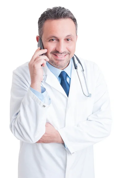 친절 한 의료진 또는 전화로 이야기 하는 의사 — 스톡 사진