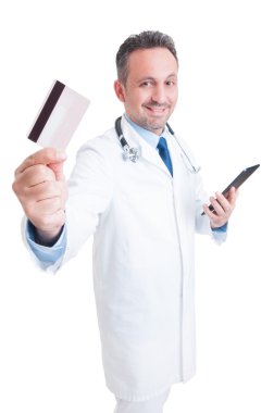 Yakışıklı doktor ya da kredi kartı ve tablet sunan sağlık görevlisi