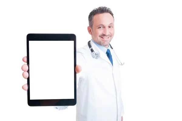Врач или медик показывает таблетки с чистым экраном — стоковое фото