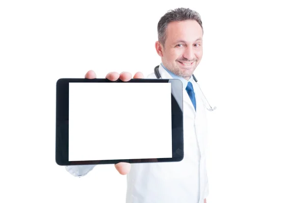 Lékař nebo zdravotník zobrazeno tablet s prázdný displej — Stock fotografie