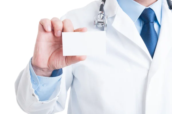 Médico anónimo mostrando tarjeta de visita en blanco —  Fotos de Stock