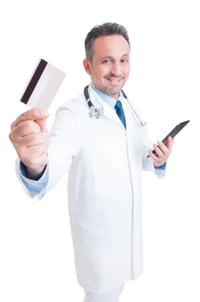 Gutaussehender Arzt oder Sanitäter präsentiert Kreditkarte und Tablet — Stockfoto
