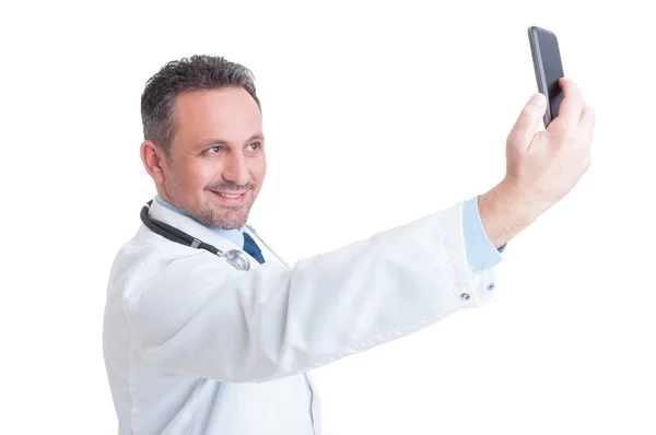 Красивый врач или медик делает селфи перед камерой — стоковое фото
