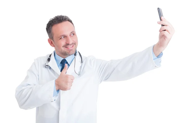 Médico o médico seguro y exitoso tomando una selfie — Foto de Stock