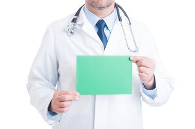 Anonim doktor veya yeşil boş kağıt tutan doktor
