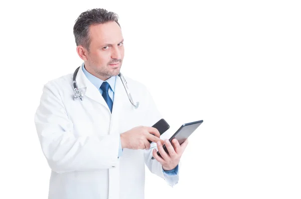 Médecin intelligent et moderne utilisant tablette et téléphone — Photo