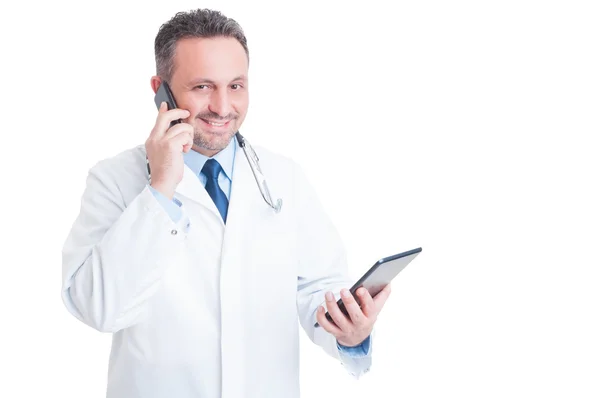 Απασχολημένος γιατρό ή γιατρό multitasking με τηλέφωνο και την ταμπλέτα — Φωτογραφία Αρχείου