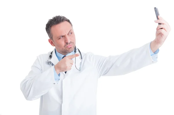 Pohledný lékař nebo zdravotník s ohledem selfie — Stock fotografie