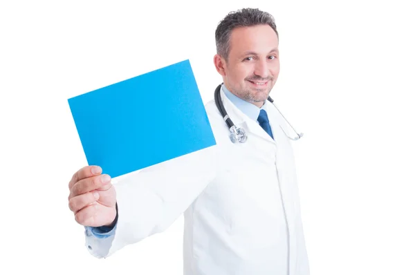 Doctor or medic holding blue blank paper with copy space — Stock Photo, Image