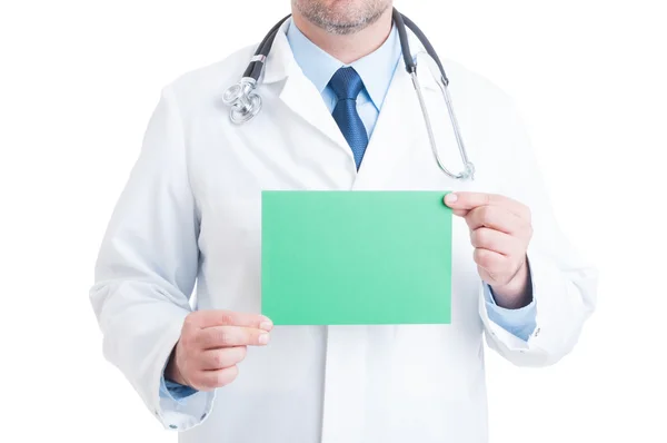 Médico anónimo sosteniendo papel en blanco verde — Foto de Stock