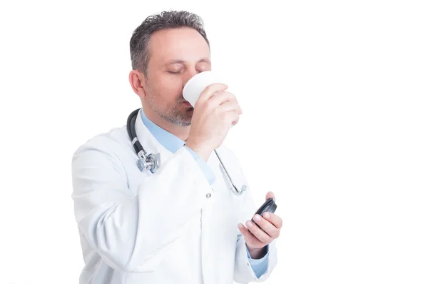 Médico o médico bebiendo café de la taza desechable — Foto de Stock