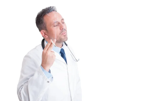 Médico ou médico desfrutando de uma pausa para fumar — Fotografia de Stock