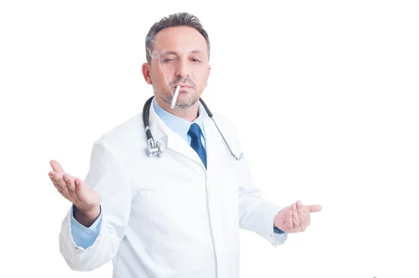 Arrogante médico o médico fumando un cigarrillo — Foto de Stock