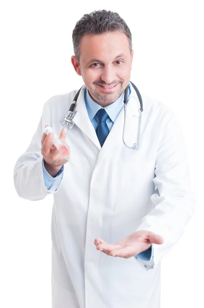 Доброзичливий лікар або лікар, що тримає шприц і запрошує на вакшину — стокове фото