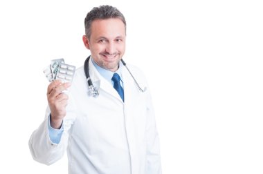 Doktor veya sağlık görevlisi holding ve pill tablet gösterilen