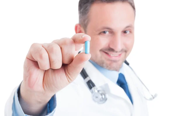 Medico o azienda medica e mostrando una pillola blu — Foto Stock