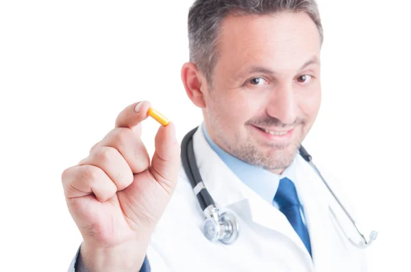 Arzt oder Sanitäter mit einer gelben Pille — Stockfoto