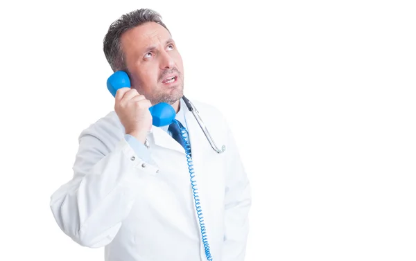 Zaniepokojenie lekarz lub lekarz rozmawia przez telefon — Zdjęcie stockowe