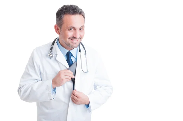 Медик або лікар вставляє гаманець у кишеню для пальто — стокове фото