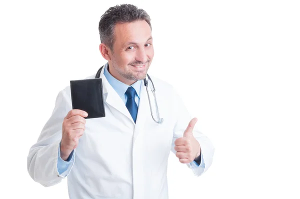 Usmívající se lékař nebo zdravotník drží peněženku a ukazuje jako — Stock fotografie