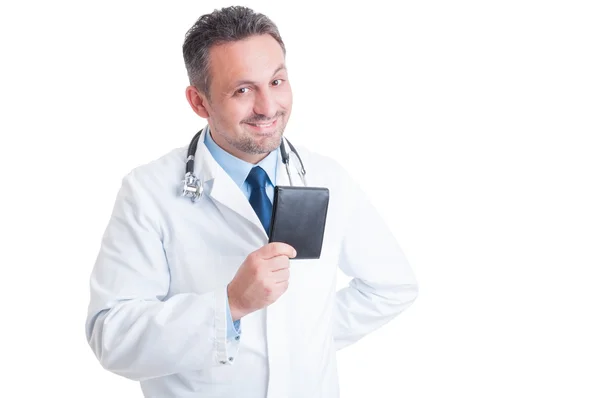 Feliz joven médico sonriente o médico sosteniendo la cartera — Foto de Stock