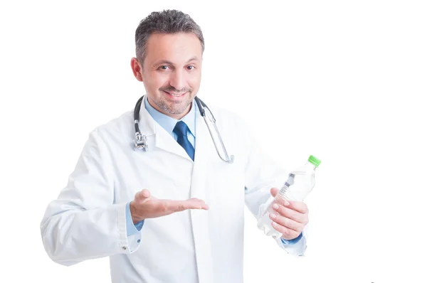 Nutritionist doctor holding and presenting a bottle of water — Stock Photo, Image