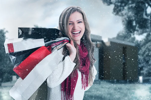 Šťastný nadšené nákupní žena na zimní dovolenou — Stock fotografie