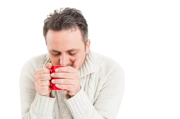 Kalter Mann hält einen Becher heißen Tee in der Hand — Stockfoto