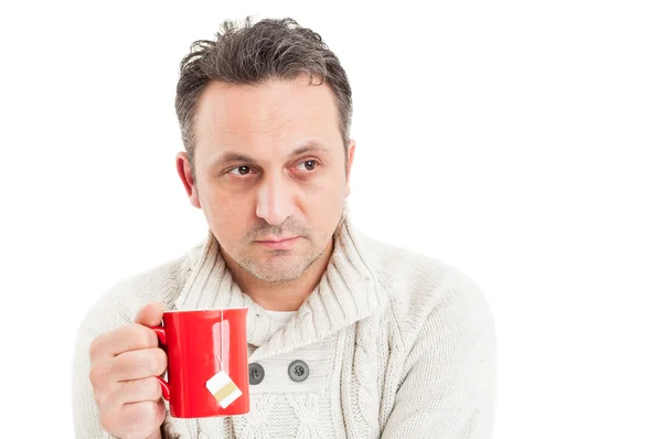 Hombre con jersey de punto sosteniendo una taza de té caliente — Foto de Stock