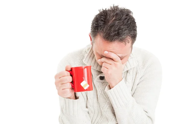 Homem cansado sofrendo de vírus da gripe — Fotografia de Stock